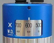 倍率表示と作動距離表示。クリック機構付